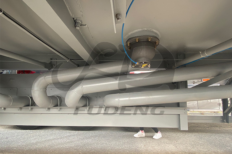 bottom-valves-oil-tanker-trailer