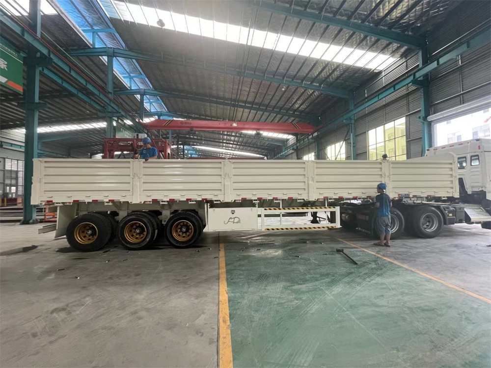 3Axles Dropside Trailer4