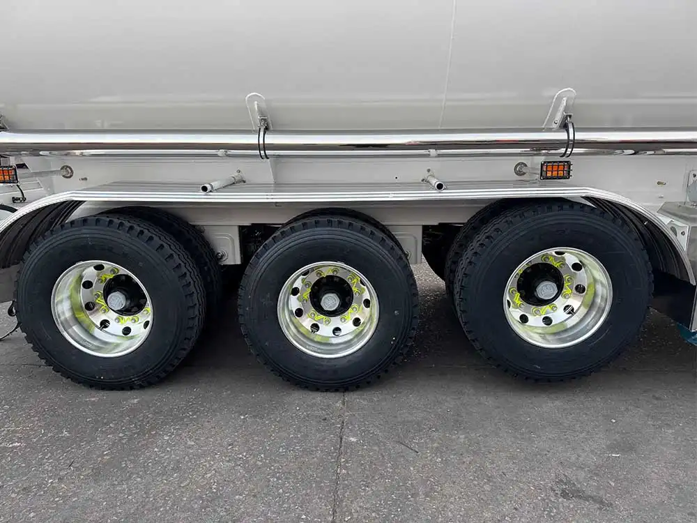 Zambia Customers Visited Fudeng to Buy Fuel Tanker Trailer2