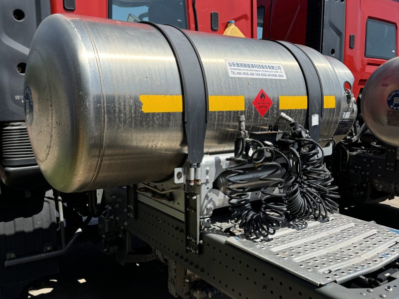 Alternative view of SINOTRUK HOWO MAX 6×4 Tractor Truck For Sale