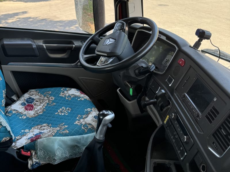 SINOTRUK HOWO MAX 6x4 Tractor Truck - photo 3