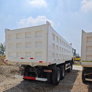 Sinotruk HOWO 8x4 371 HP Dump Truck - 图片 4