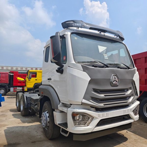 SINOTRUK heavy Truck Rear Dual Drive 6X4 Tractor