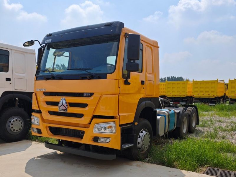 Alternative view of SINOTRUK HOWO heavy truck 371 horsepower 6X4 Euro 2 tractor