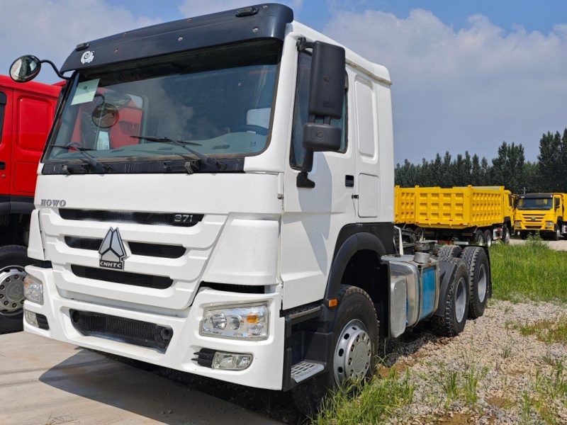 Alternative view of SINOTRUK HOWO heavy truck 371 horsepower 6X4 tractor